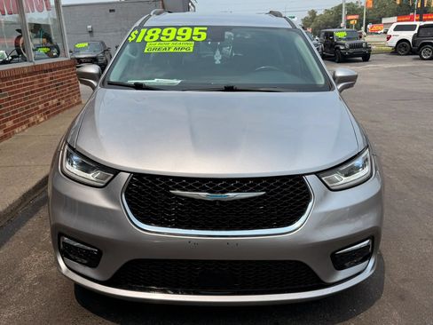 Used 2021 Chrysler Pacifica Touring-L FWD image 6