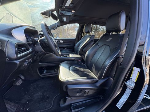 Used 2025 Chrysler Pacifica Limited image 24