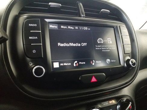 Used 2023 Kia Soul LX w/ LX Technology Package FWD image 6