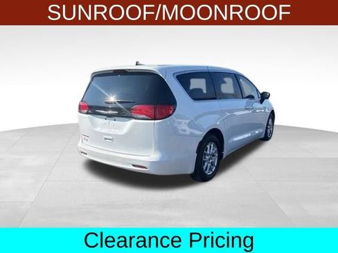 Used 2023 Chrysler Voyager LX FWD image 7