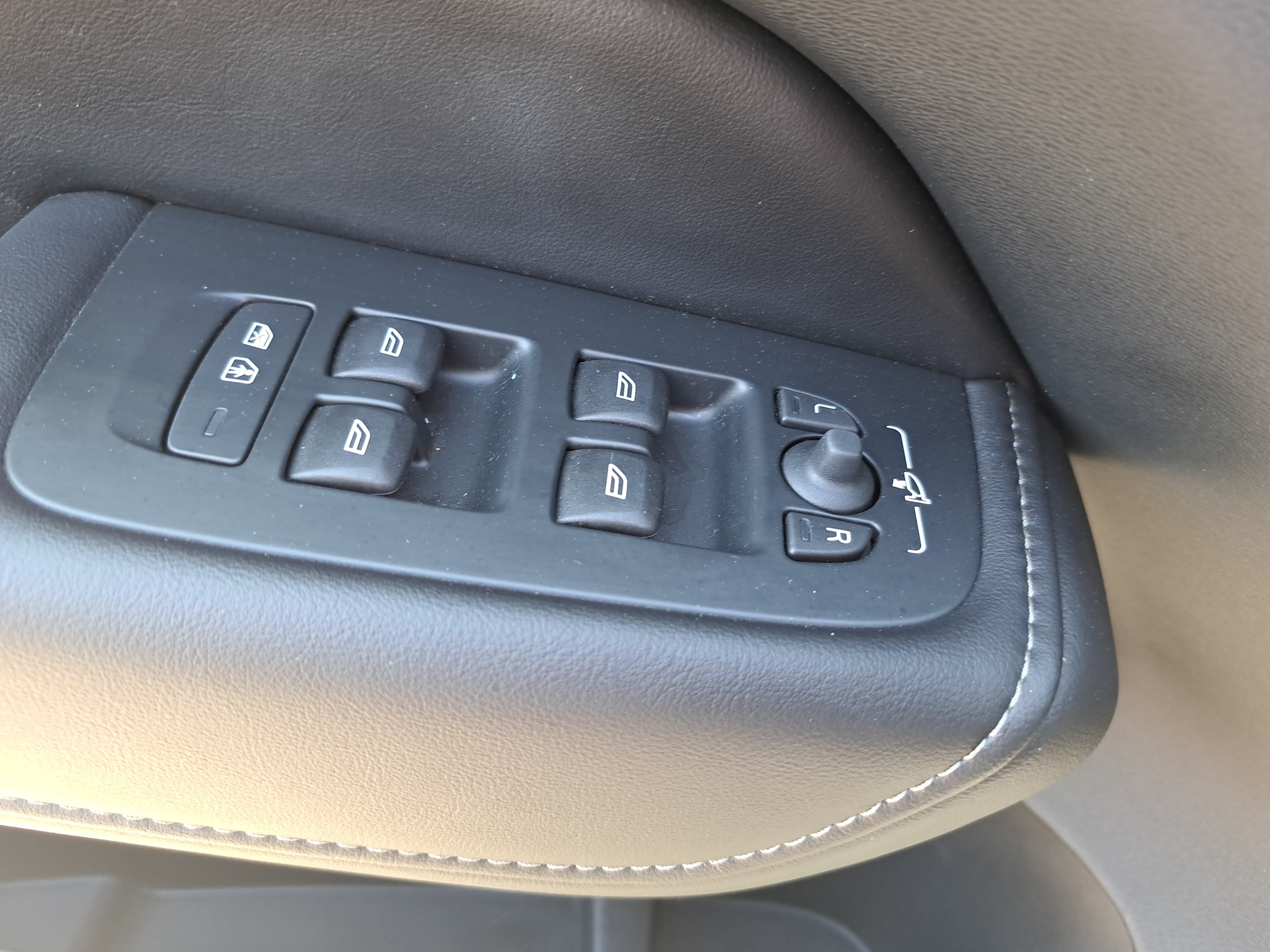 Used 2023 Volvo XC60 B5 Ultimate w/ Climate Package FWD image 27
