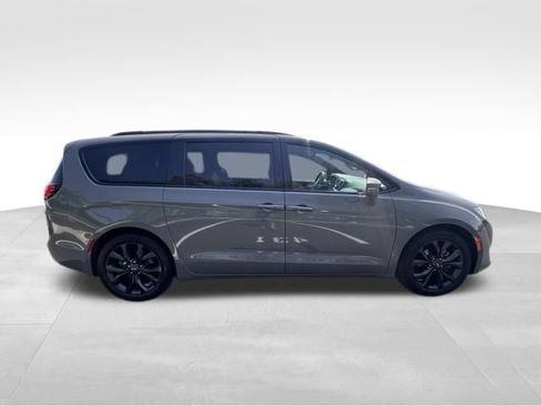 Used 2020 Chrysler Pacifica Limited w/ Advanced Safetytec Group FWD image 8