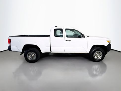 Used 2017 Toyota Tacoma SR image 11