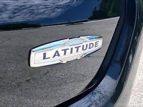 Used 2025 Jeep Compass Latitude AWD/4WD image 9