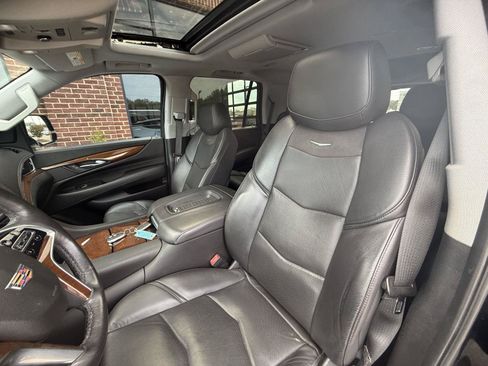 Used 2020 Cadillac Escalade Premium Luxury RWD image 21