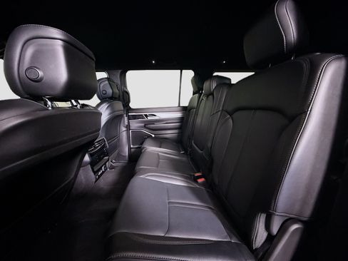 Used 2025 Jeep Wagoneer L Series II w/ 8-pass Seating Package AWD/4WD image 25