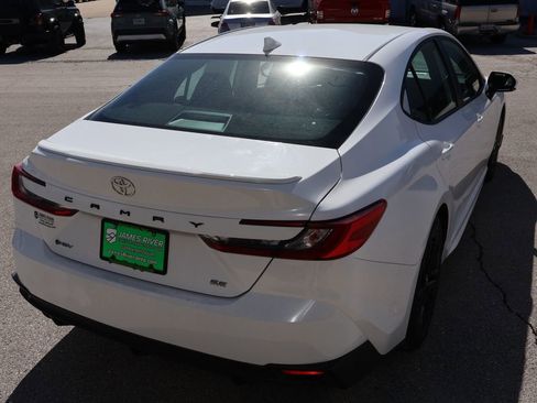 Used 2025 Toyota Camry SE image 5
