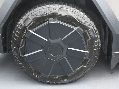Used 2024 Tesla Cybertruck AWD Crew Cab image 35