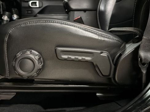 Used 2018 Jeep Wrangler Unlimited Sahara AWD/4WD image 15