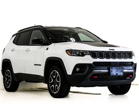 Used 2025 Jeep Compass Trailhawk AWD/4WD image 1