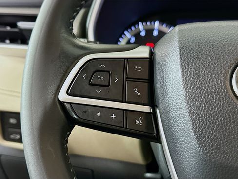 Used 2023 Toyota Highlander XLE AWD/4WD image 16