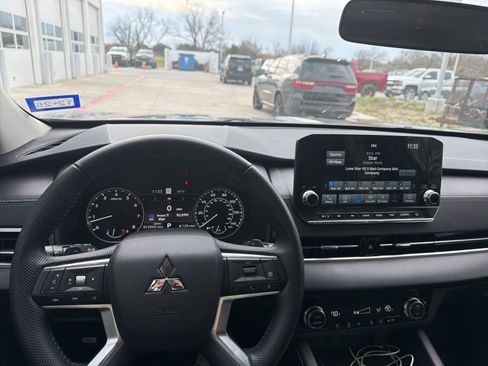 Used 2024 Mitsubishi Outlander SE image 9