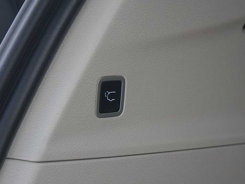 Used 2024 Chrysler Pacifica Touring-L FWD image 26