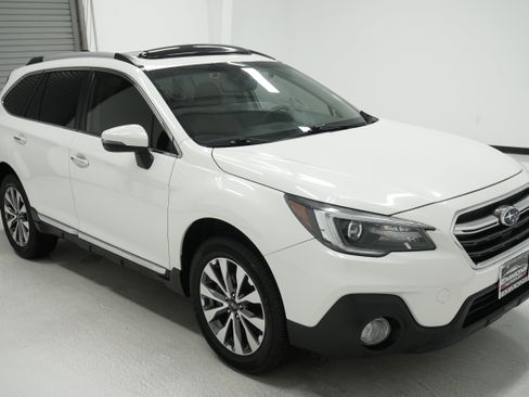Used 2018 Subaru Outback 3.6R Touring w/ Popular Package #3 AWD/4WD image 3
