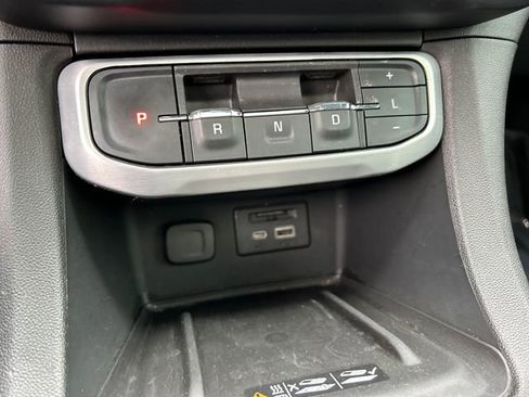 Used 2022 GMC Acadia SLT w/ Elevation Edition image 23