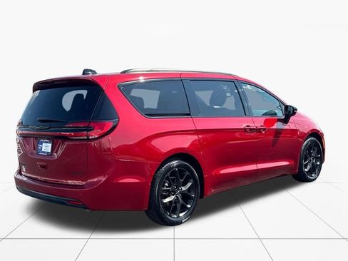 Used 2025 Chrysler Pacifica Limited FWD image 6