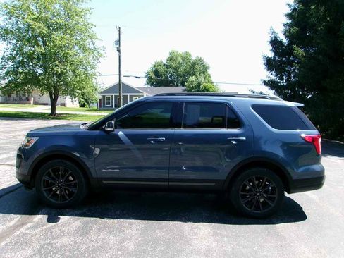 Used 2018 Ford Explorer XLT w/ Equipment Group 202A AWD/4WD image 4