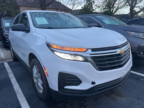 Used 2022 Chevrolet Equinox LS image 2