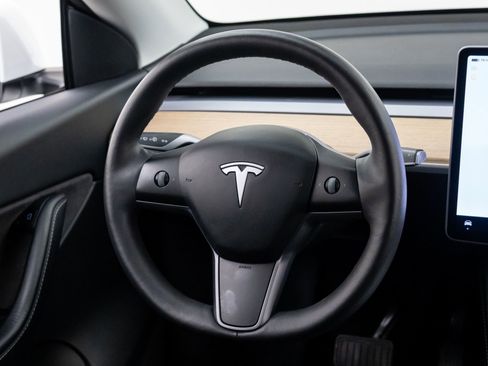 Used 2022 Tesla Model Y Long Range image 18