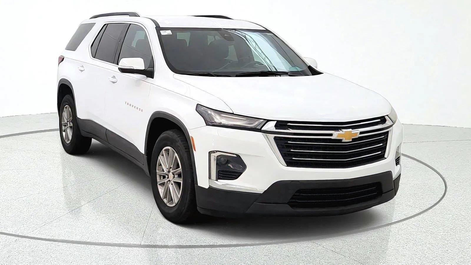 Used 2023 Chevrolet Traverse LT FWD image 2