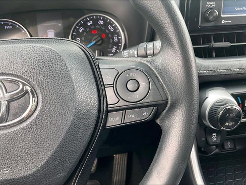 Used 2020 Toyota RAV4 XLE image 24