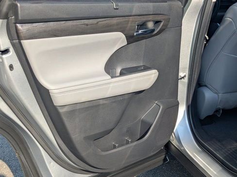 Used 2022 Toyota Highlander Limited image 19