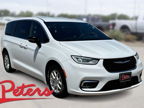 Used 2025 Chrysler Pacifica Select FWD image 1