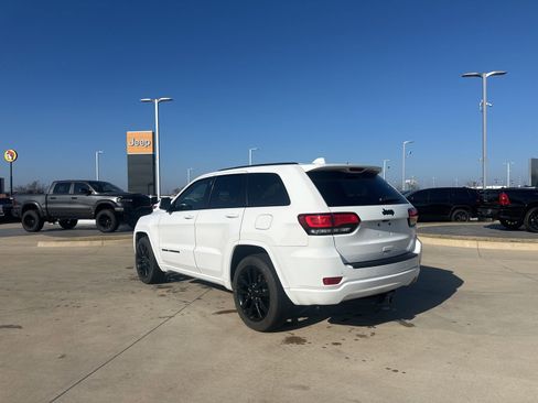 Used 2019 Jeep Grand Cherokee Altitude image 3