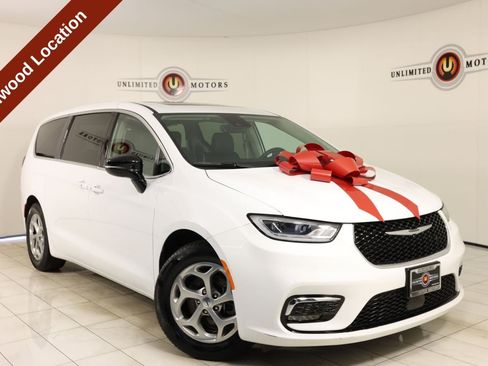 Used 2024 Chrysler Pacifica Limited FWD image 1