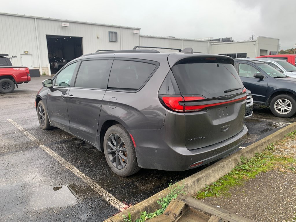 Used 2021 Chrysler Pacifica Touring-L w/ Uconnect Theater Family Group FWD image 4