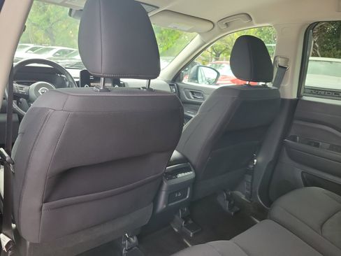 Used 2025 Nissan Pathfinder SV image 14