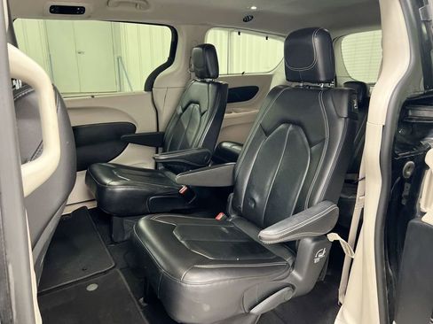 Used 2022 Chrysler Pacifica Touring-L FWD image 22