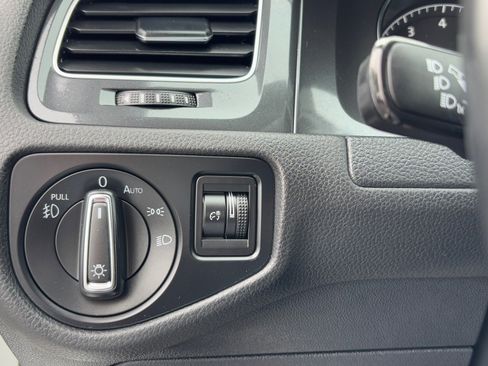 Used 2019 Volkswagen Golf S image 28