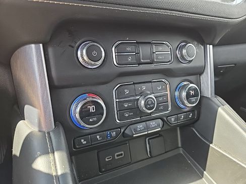 Used 2023 GMC Yukon XL SLT AWD/4WD image 17