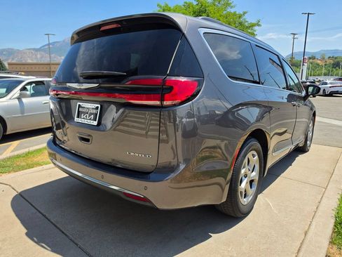 Used 2023 Chrysler Pacifica Limited FWD image 5