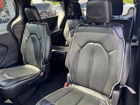 Used 2025 Chrysler Pacifica Limited FWD image 17