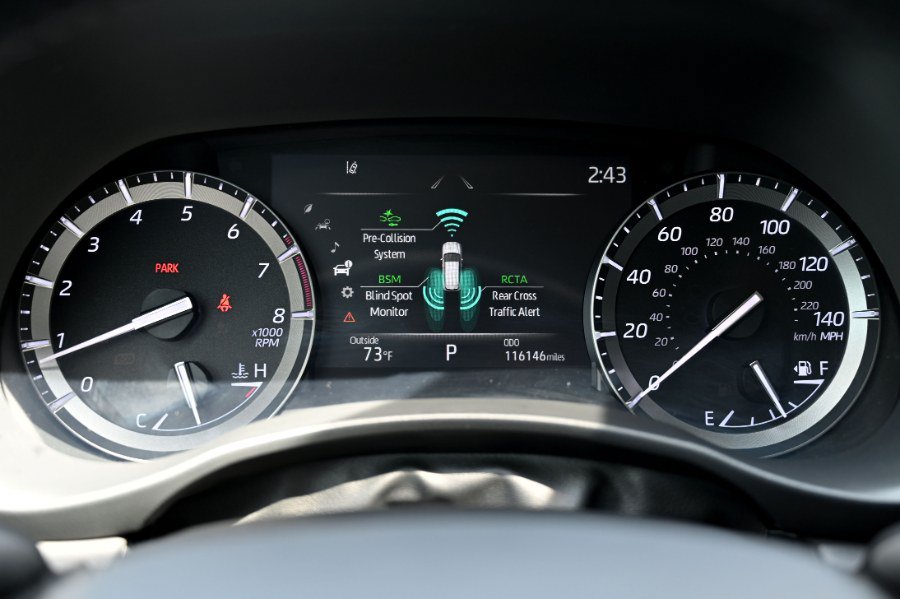 Used 2021 Toyota Highlander XLE AWD/4WD image 24