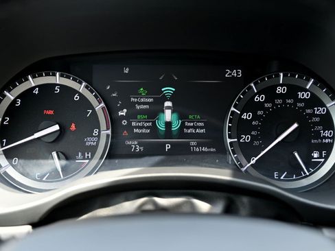 Used 2021 Toyota Highlander XLE AWD/4WD image 24