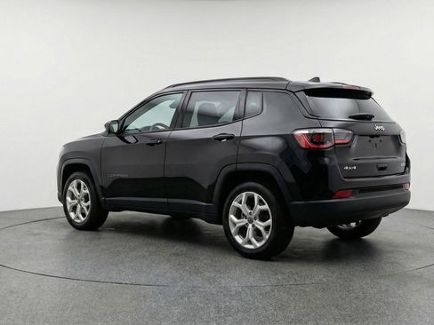 Used 2025 Jeep Compass Latitude image 6