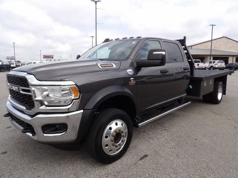Used 2023 RAM 5500 Tradesman w/ Chrome Appearance Group AWD/4WD image 3