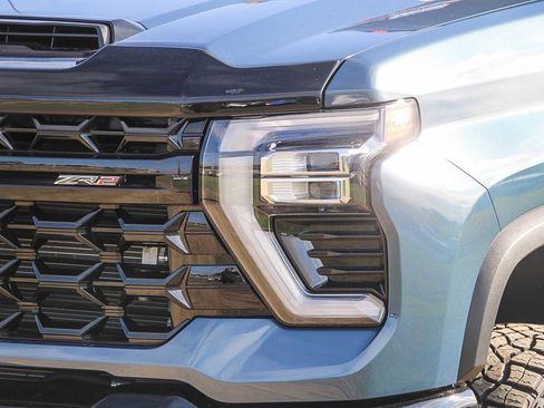 Used 2024 Chevrolet Silverado 2500 ZR2 w/ Technology Package image 8