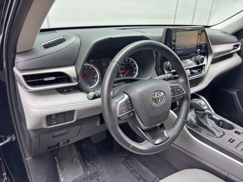 Used 2021 Toyota Highlander LE AWD/4WD image 12