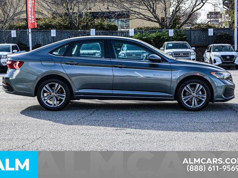 Used 2024 Volkswagen Jetta SE image 9