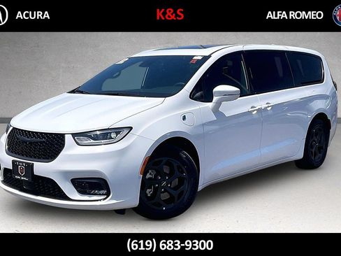 Used 2022 Chrysler Pacifica Limited w/ Uconnect Theater Family Group FWD image 1