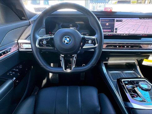 Used 2025 BMW i7 xDrive60 w/ Executive Package image 5