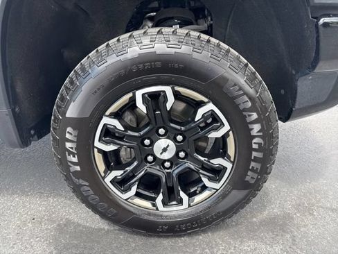 Used 2023 Chevrolet Silverado 1500 ZR2 w/ Technology Package AWD/4WD image 9