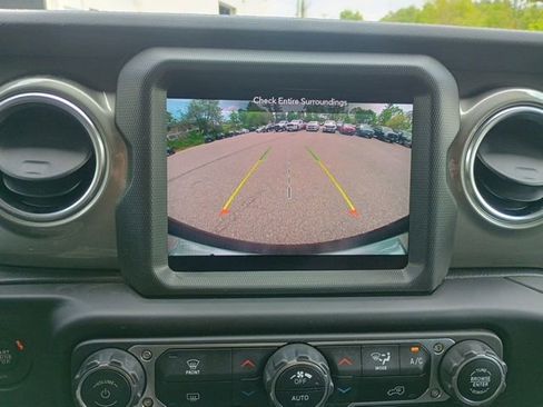 Used 2023 Jeep Wrangler Unlimited Sahara AWD/4WD image 32