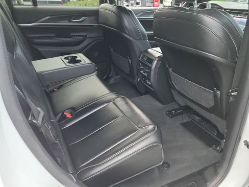 Used 2024 Jeep Grand Cherokee Limited image 19