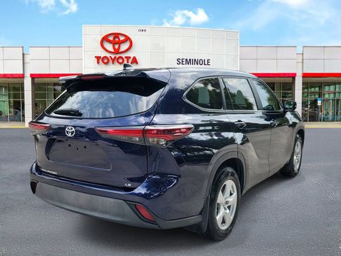 Used 2024 Toyota Highlander LE FWD image 3