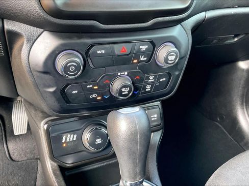 Used 2023 Jeep Renegade Latitude AWD/4WD image 33